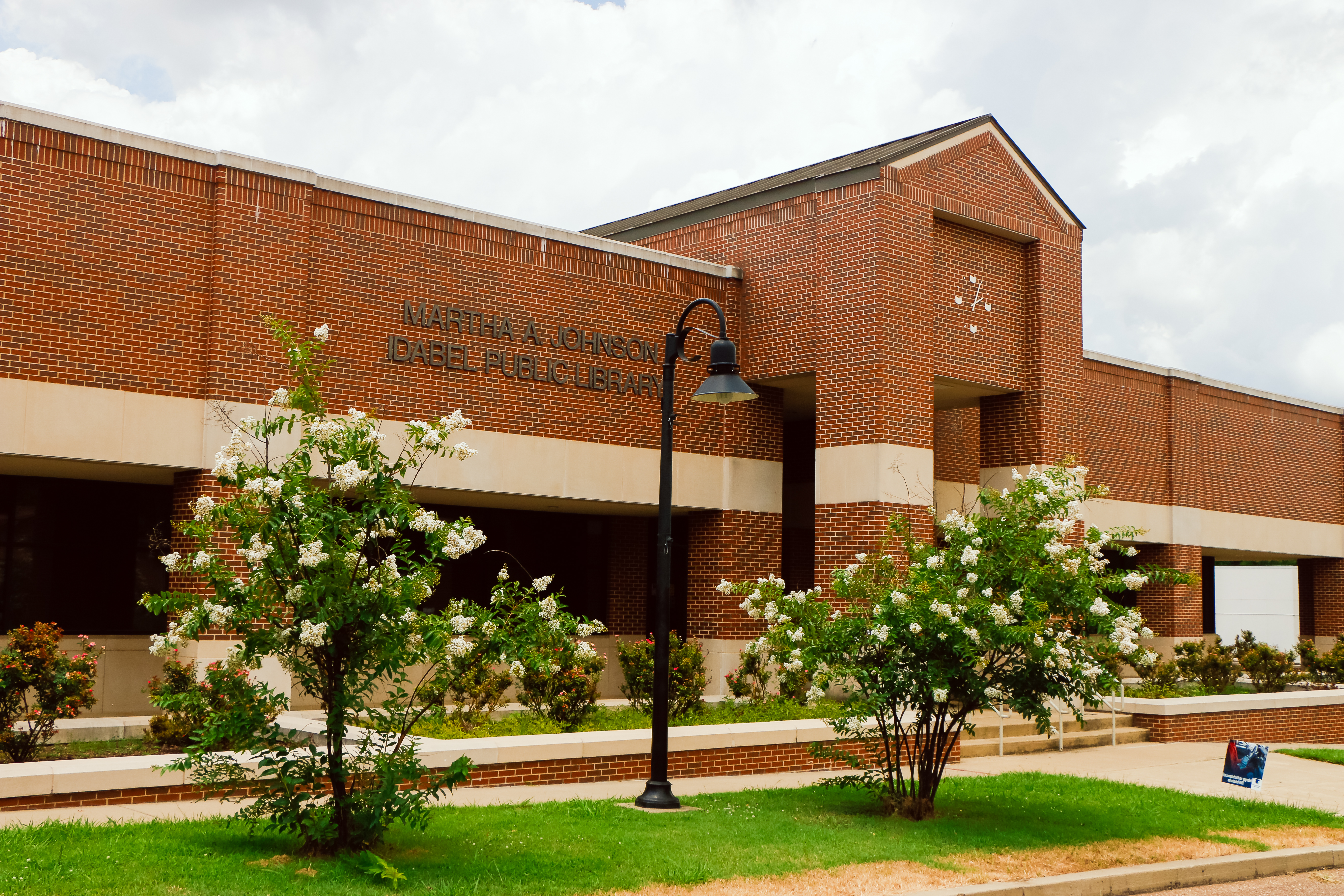 Photo of the exterior of Idabel Public Library